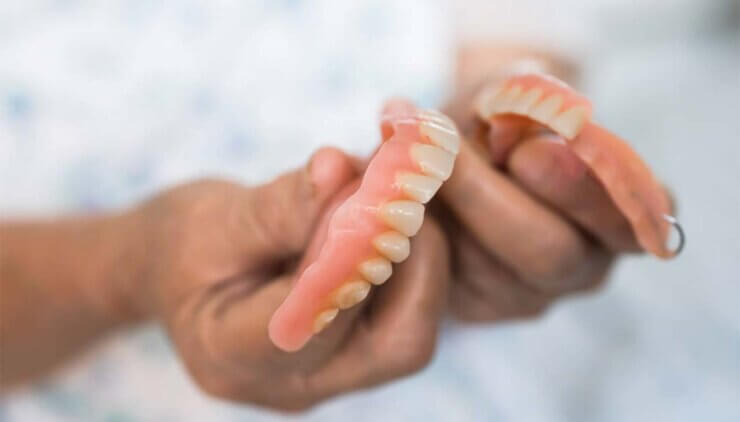 Damaksız diş protezleri, damaksız diş protezlerinin avantajları ve dezavantajları nelerdir?