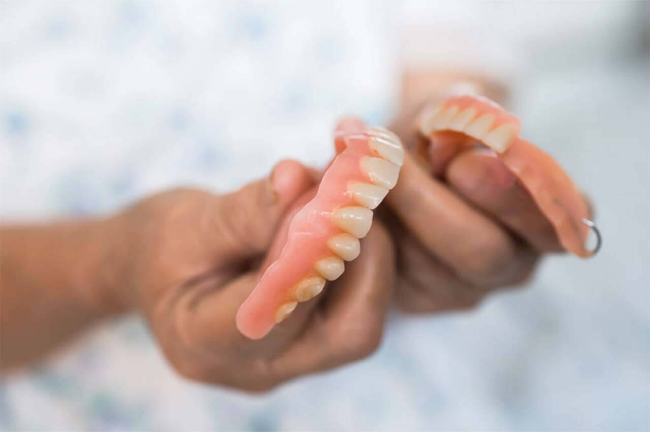 Damaksız diş protezleri, damaksız diş protezlerinin avantajları ve dezavantajları nelerdir?